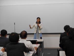 山本衣奈子氏